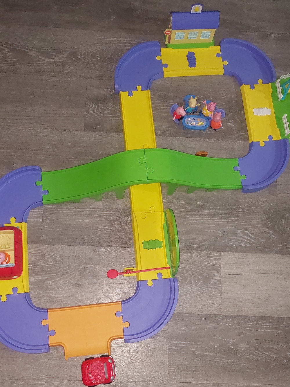 Peppa Pig All Around Peppa’s Town Set 114718 train tracks 7 Figures Table Chairs
